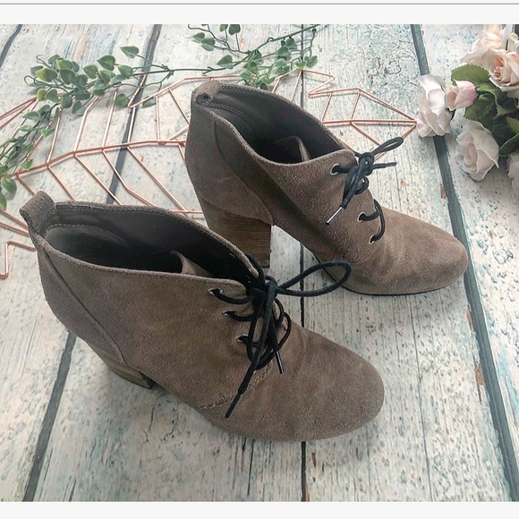 BCBG 9M heel ankle boots lace up tan suede leather neutral Womens classic boho - Picture 3 of 9